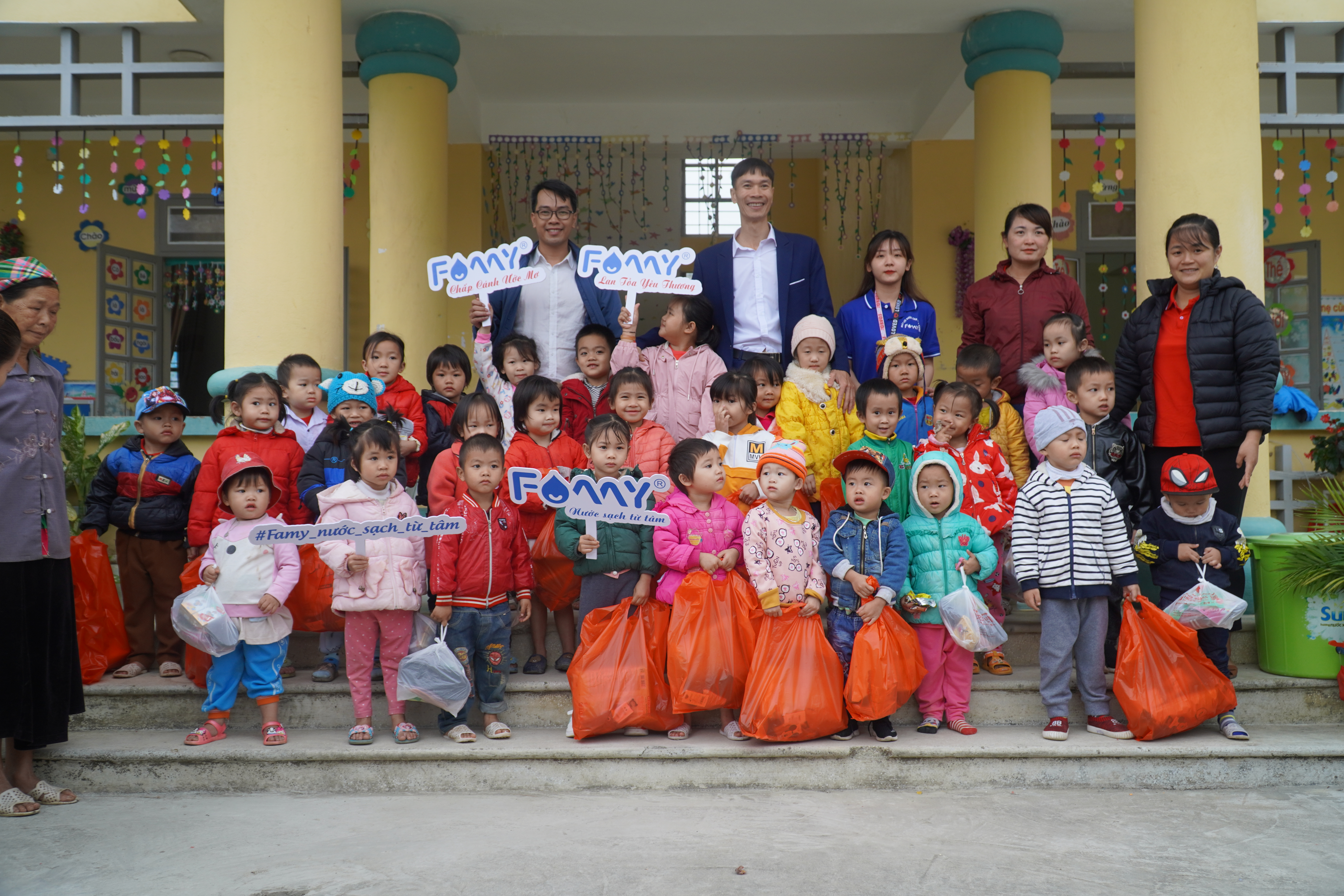 tặng quà cho các em nhỏ trường mầm non xã lê lợi Lai châu