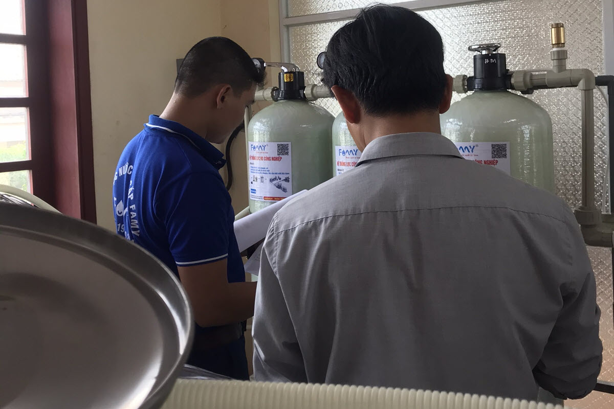 Hệ thống lọc RO công nghiệp kết hợp bàn chiết rót nước đóng chai