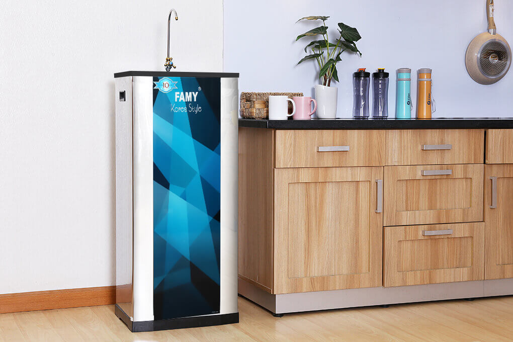 Máy lọc nước gia đình trong không gian bếp