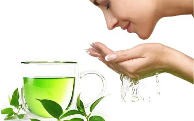 Những lợi ích làm đẹp bất ngờ nhờ việc rửa mặt bằng nước trà xanh mỗi ngày.