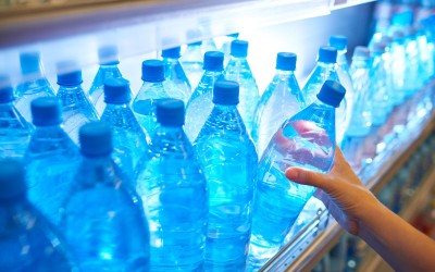 Nước uống ion kiềm đóng chai có tốt không? Những điều bạn cần biết