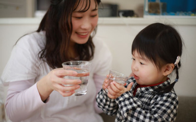 Giải đáp thắc mắc: Trẻ em có nên sử dụng nước ion kiềm không?