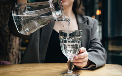 Giải đáp thắc mắc: Uống quá nhiều nước 1 ngày có tốt không?
