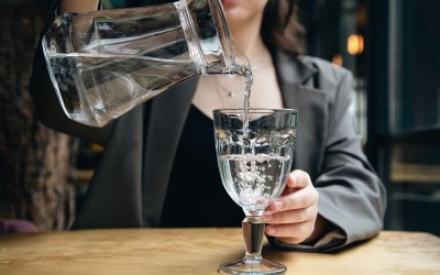 Giải đáp thắc mắc: Uống quá nhiều nước 1 ngày có tốt không?