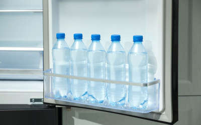 Giải đáp: Dùng chai nhựa đựng nước trong tủ lạnh có được không?
