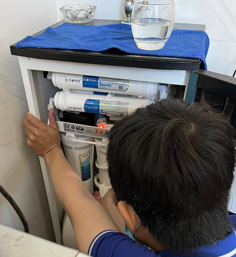 Kỹ thuật viên Famy kiểm tra sửa máy lọc nước